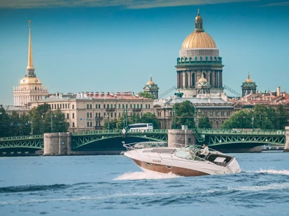 Boat trips in St. Petersburg. Main rivers and impressions from the past