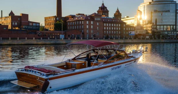 Voyage around the islands and suburbs