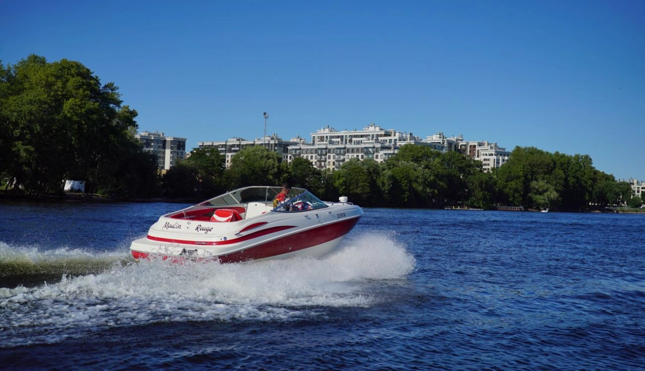 Speedboat Moulin Rouge