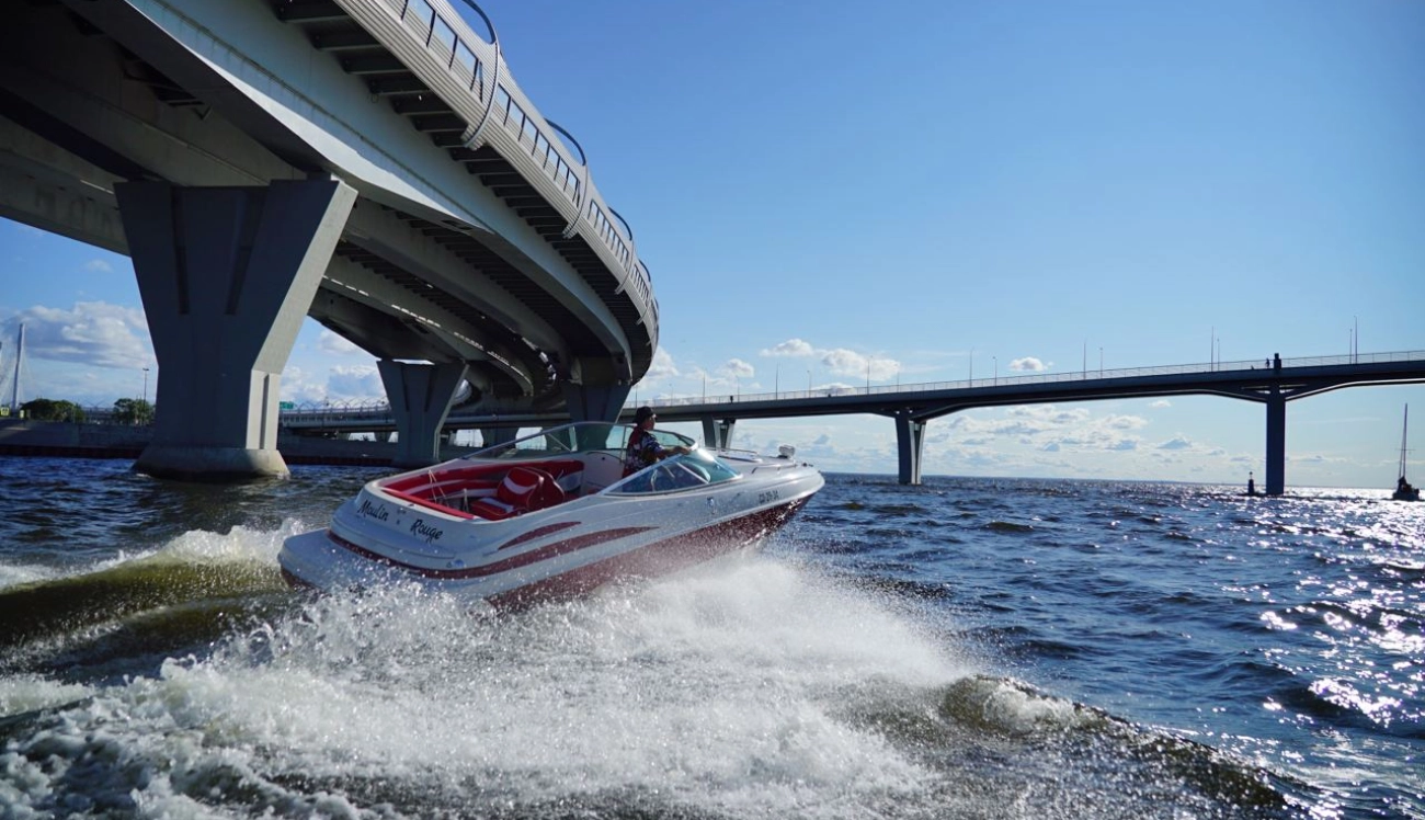 Speedboat Moulin Rouge