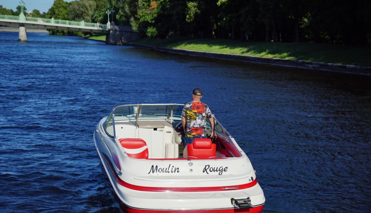 Speedboat Moulin Rouge