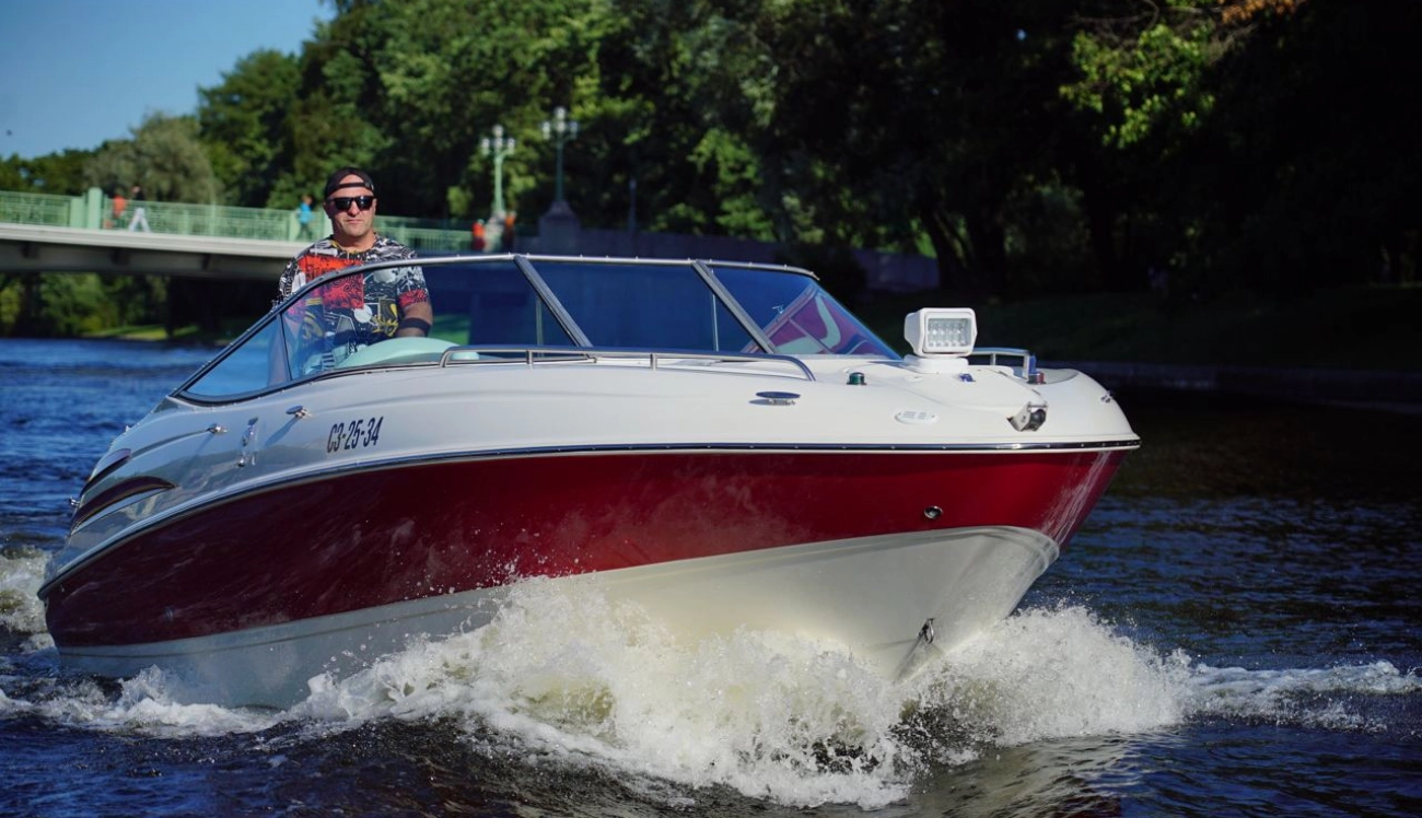 Speedboat Moulin Rouge