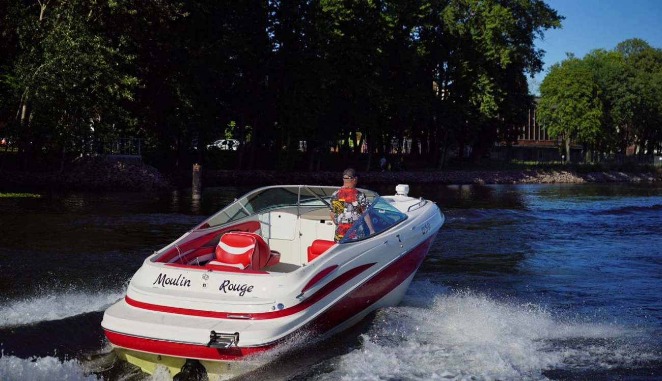 Speedboat Moulin Rouge